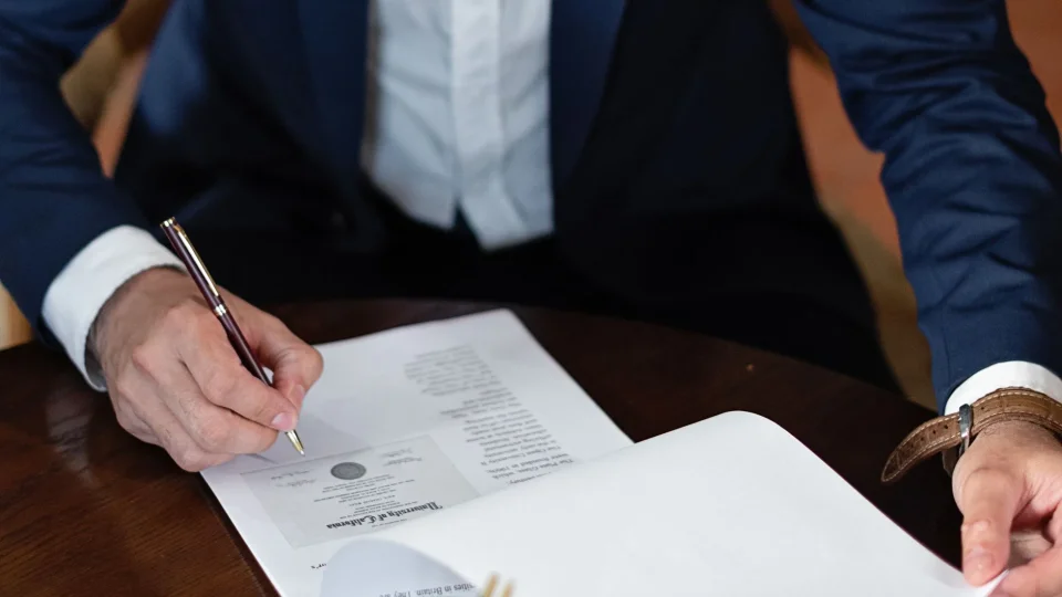 Kurumsal Başvurularda Yetki Belgesi ve İmza Sirküleri Teslimat Süresini Nasıl Uzatıyor? Kurumsal Başvurularda Yetki Belgesi ve İmza Sirküleri Teslimat Süresini Nasıl Uzatıyor?